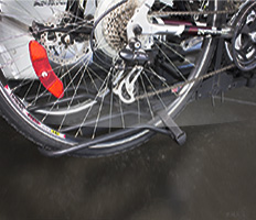 Fixation scuritaire par les roues avec un attache pratique et indispensable.